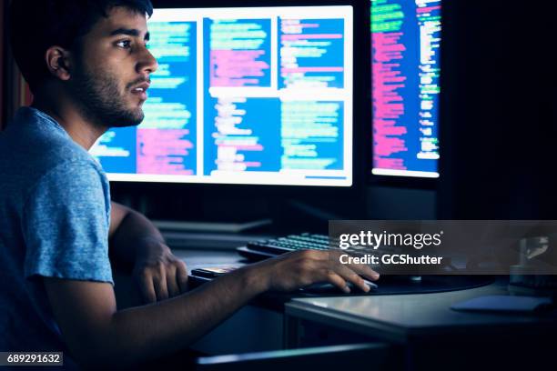 computerprogrammeur thuis bezig met complexe algoritmes - hacker computer stockfoto's en -beelden