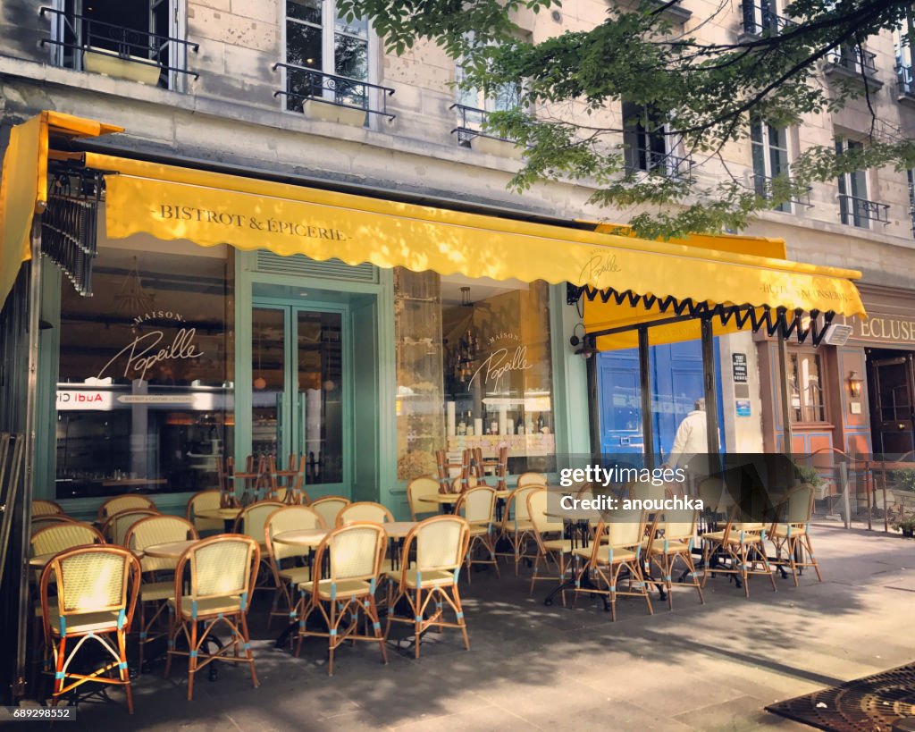 Vacío restaurante de París en la mañana temprano, Francia