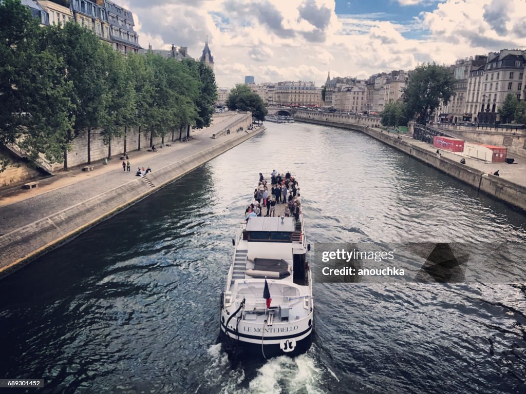 Barco de tour con los turistas en el río Sena, París, Francia