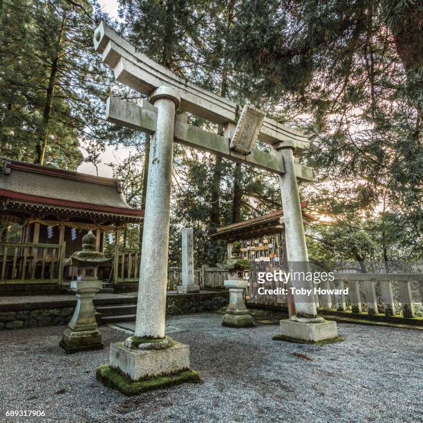 shinto shrine gate japan - 神社 stock-fotos und bilder
