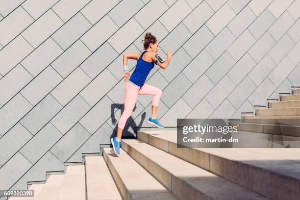 sportvrouw uitgevoerd boven - cardiovasculaire training stockfoto's en -beelden