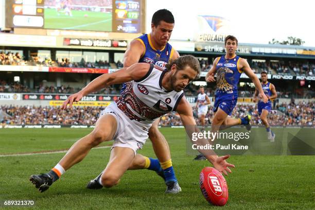 Callan Ward of the Giants contests for the ball against Liam Duggan of the Eagles during the round 10 AFL match between the West Coast Eagles and the...