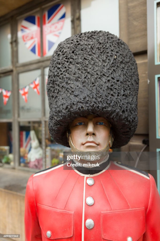 Kunststoff-Modell von Beefeater Soldat auf einem Touristeninformationszentrum in Cambridge England