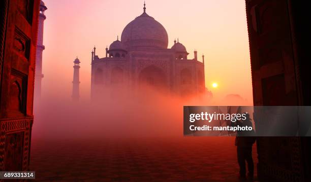 taj mahal bei sonnenaufgang - tadsch mahal stock-fotos und bilder