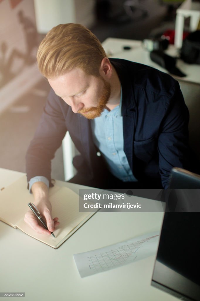 Geschäftsmann schreiben Notizen im Notizbuch