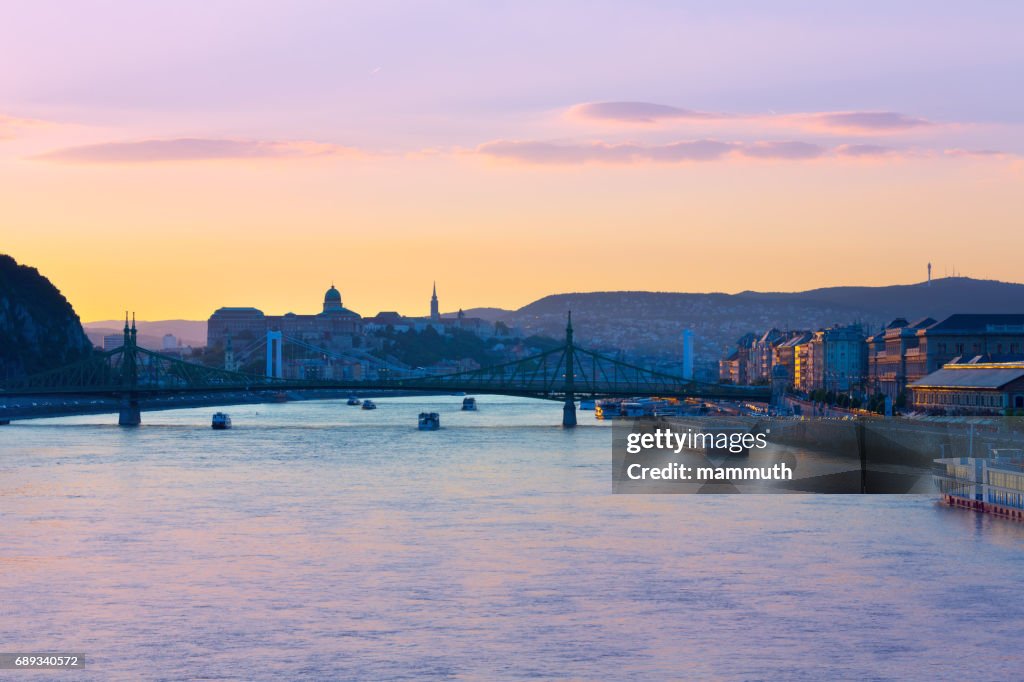 Paisagem urbana de Budapeste ao entardecer com a liberdade e Elizabeth pontes