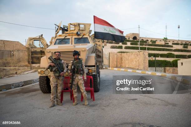 iraqi soldiers at shrine of nabi yunus in mosul, iraq - isis flag stock pictures, royalty-free photos & images