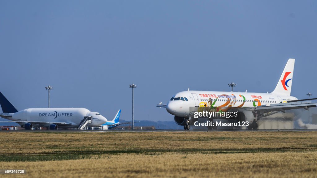 Jet vliegtuig uit China loopt naar de terminal van Centrair luchthaven