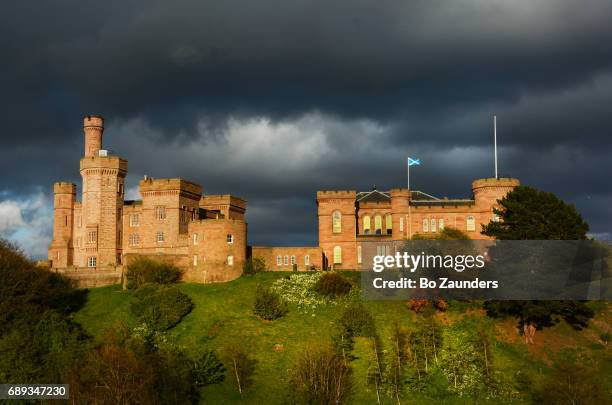 inverness castle, scotland - scottish castle stock-fotos und bilder