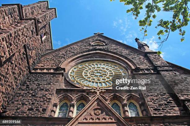 front view of trinity episcopal church in buffalo, new york - episcopalismo fotografías e imágenes de stock