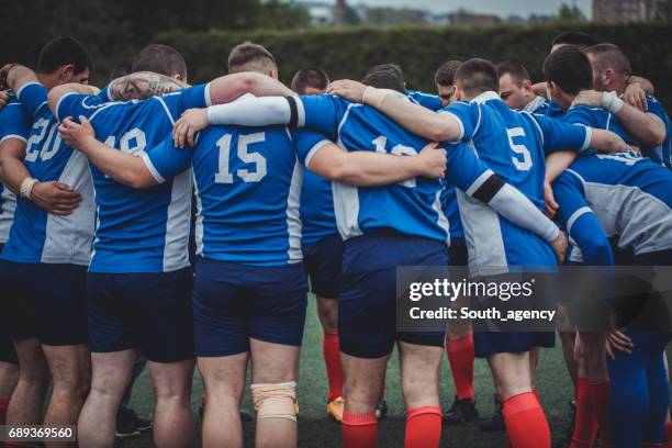 deportes equipo abrazando - rugby union fotografías e imágenes de stock