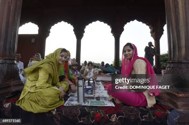 Indian Muslims wait to break their fast during the holy month of Ramadan on May 28, 2017 at the Jama Masjid in the old quarters of New Delhi. / AFP...