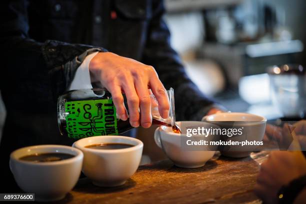 tiempo de relajación café imaes - 手 fotografías e imágenes de stock