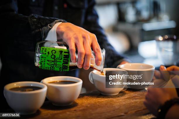 tiempo de relajación café imaes - 手 fotografías e imágenes de stock