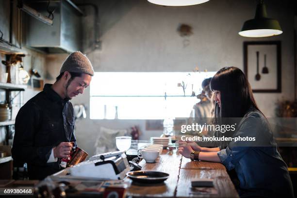 tijd voor ontspanning koffie gesprek imaes - オーナー stockfoto's en -beelden