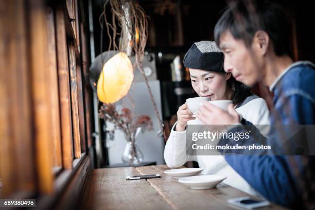 relaxation time coffee conversation imaes - くつろぐ stock pictures, royalty-free photos & images