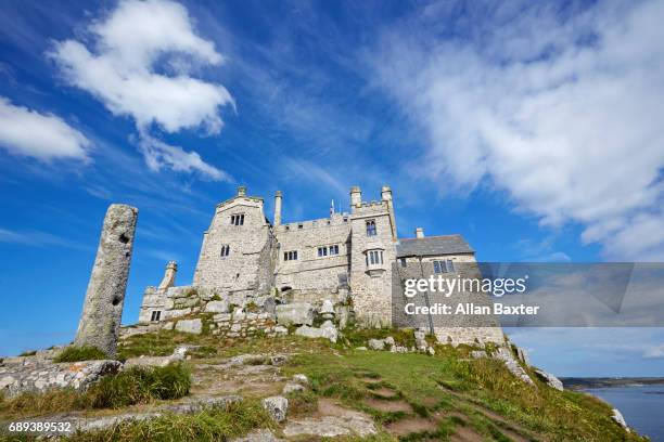 tourists outside st michaels mount in cornwall - truro cornualha - fotografias e filmes do acervo