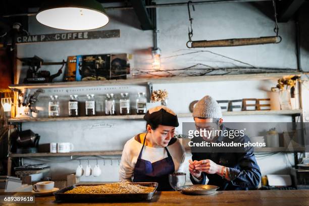 mature adult couple talking at cafe - オーナー imagens e fotografias de stock