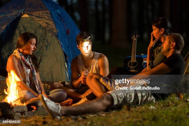 historias de miedo fogata - contar una historia fotografías e imágenes de stock