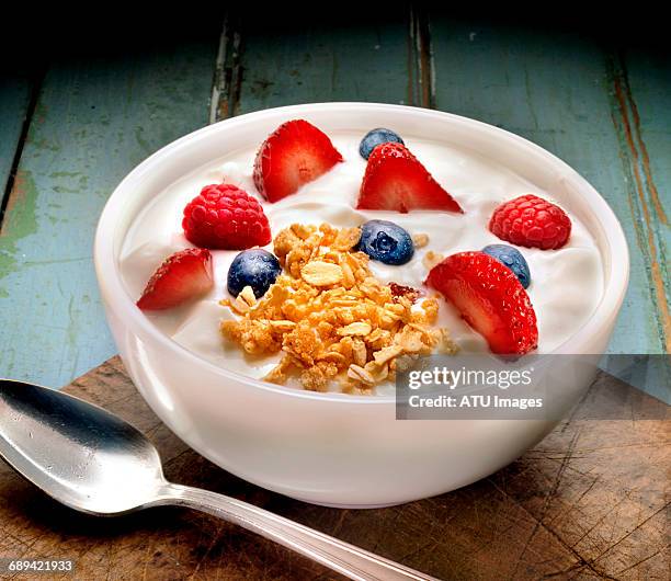 greek yogurt on wood - cereais de pequeno almoço imagens e fotografias de stock