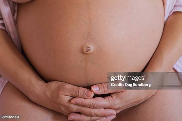 pregnancy - abdomen humano fotografías e imágenes de stock
