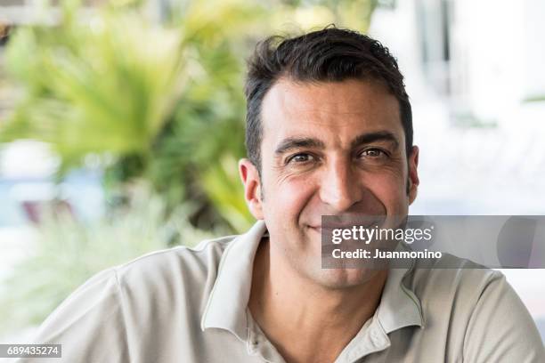 lächelnd reifer mann - puertoricanischer abstammung stock-fotos und bilder