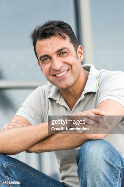 sonriente hombre maduro - cabello-castaño fotografías e imágenes de stock