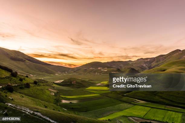 castelluccio di norcia - puesta de sol - parque nacional de abruzzo fotografías e imágenes de stock