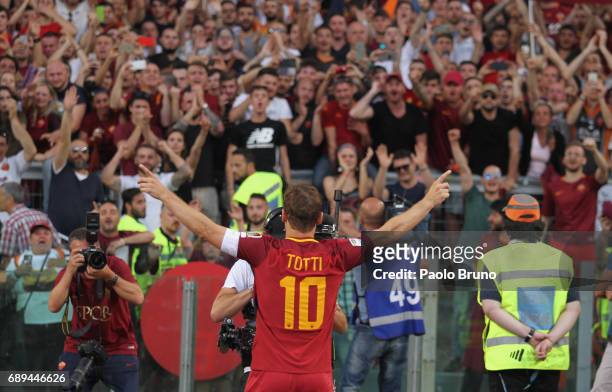 Francesco Totti greets the fans after his last match during the Serie A match between AS Roma and Genoa CFC at Stadio Olimpico on May 28, 2017 in...