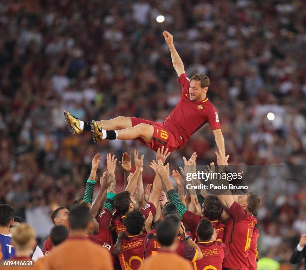 Roma players hold up Francesco Totti after his last match after the Serie A match between AS Roma and Genoa CFC at Stadio Olimpico on May 28, 2017 in...