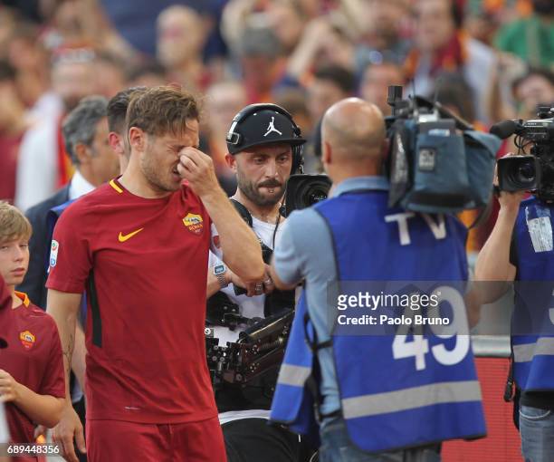 Francesco Totti cries after his last match after the Serie A match between AS Roma and Genoa CFC at Stadio Olimpico on May 28, 2017 in Rome, Italy.