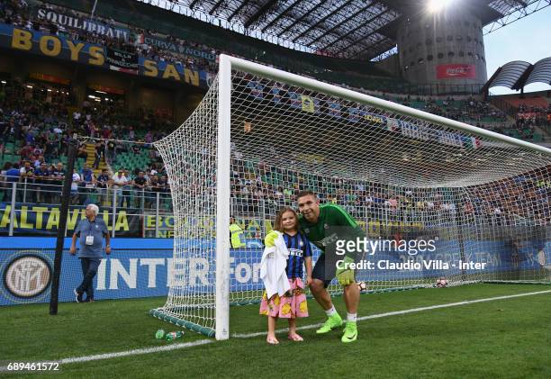 Juan Pablo Carrizo of FC Internazionale and his daughter pose during the Serie A match between FC Internazionale and Udinese Calcio at Stadio...