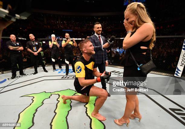 Alexander Gustafsson proposes to his girlfriend Moa Antonia Johansson after his knockout victory over Glover Teixeira in their light heavyweight...