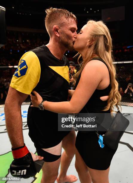 Alexander Gustafsson proposes to his girlfriend Moa Antonia Johansson after his knockout victory over Glover Teixeira in their light heavyweight...