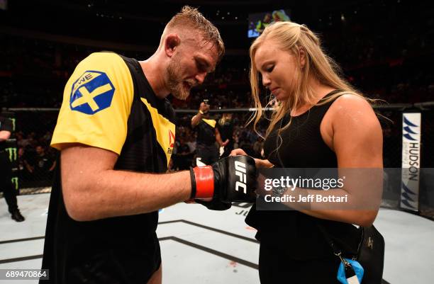 Alexander Gustafsson proposes to his girlfriend Moa Antonia Johansson after his knockout victory over Glover Teixeira in their light heavyweight...