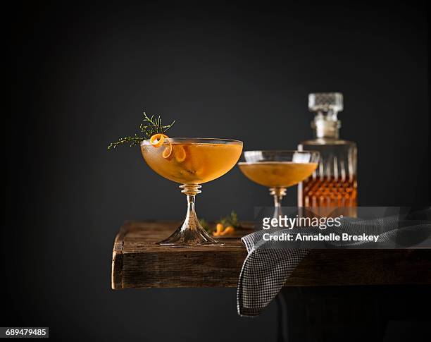juniper manhattan cocktails - ウイスキー ストックフォトと画像