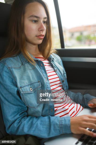 teenager im auto - rücksitzbank im auto stock-fotos und bilder