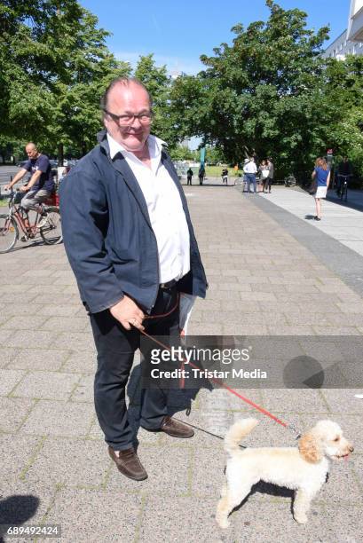 Stefan Arndt with dog attends the premiere 'In Zeiten des abnehmenden Lichts' on May 28, 2017 in Berlin, Germany.