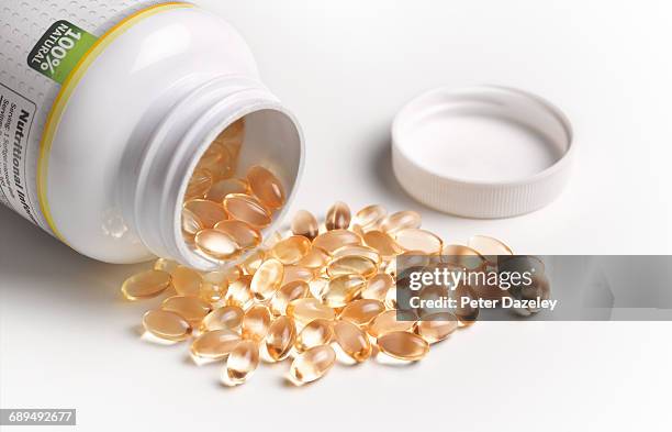 vitamin d capsules tablets - nutritional supplement fotografías e imágenes de stock