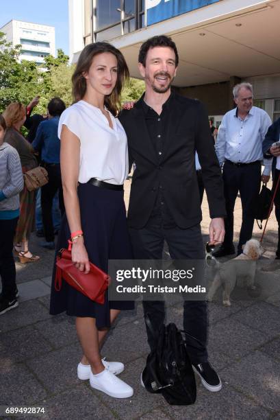 Natalia Belitski and Oliver Berben attend the premiere 'In Zeiten des abnehmenden Lichts' on May 28, 2017 in Berlin, Germany.