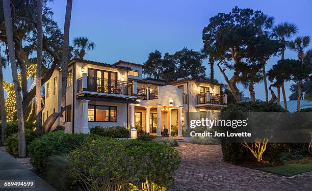 mansion at night surrounded by gardens in florida - big house stock-fotos und bilder