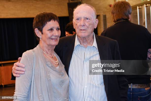 Wolfgang Kohlhaase and his wife Emoeke Poestenyi attend the premiere 'In Zeiten des abnehmenden Lichts' on May 28, 2017 in Berlin, Germany.