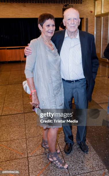 Wolfgang Kohlhaase and his wife Emoeke Poestenyi attend the premiere 'In Zeiten des abnehmenden Lichts' on May 28, 2017 in Berlin, Germany.