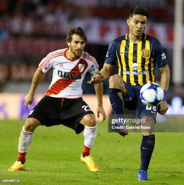 Teofilo Gutierrez of Rosario Central controls the ball under pressure of Leonardo Ponzio of River Plate during a match between River Plate and...
