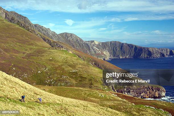 hikers on slieve league, donegal, ireland - slieve league donegal stock-fotos und bilder