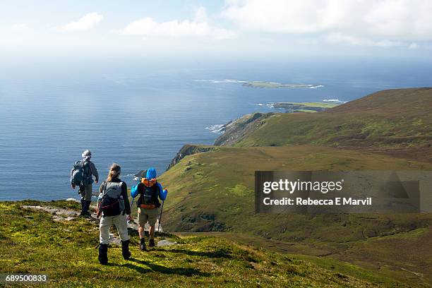 hiking on slieve league, donegal, ireland - slieve league donegal stock-fotos und bilder