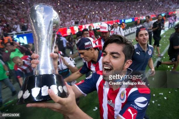 Rodolfo Pizarro of Chivas lifts the champions trophy after winning the Final second leg match between Chivas and Tigres UANL as part of the Torneo...