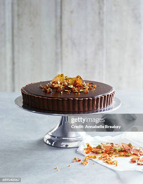 chocolate ganache tart with pistachio brittle - cakestand stock-fotos und bilder