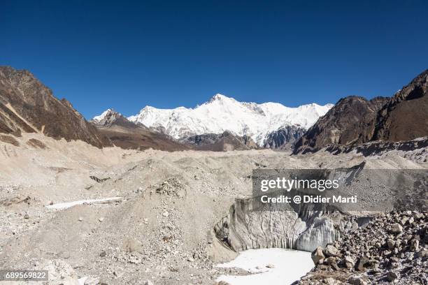 ngozumpa glacier in the gokyo valley in the himalayas in nepal - gokyo valley stock pictures, royalty-free photos & images