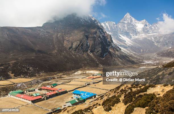 marchemo settlement in the gokyo valley in nepal - gokyo valley stock pictures, royalty-free photos & images